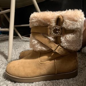 Winter fashionable brown fur boots